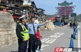 张家界宠游客｜张家界交管一大队：全员在岗筑牢“双假”交通安全防线