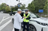 张家界宠游客｜游客钱物遗失 武陵源交警暖心送至