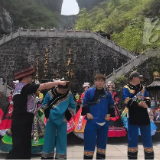 张家界宠游客｜天门山宠游客高能瞬间：游客挑战穿民族装走秀 下一秒笑破防