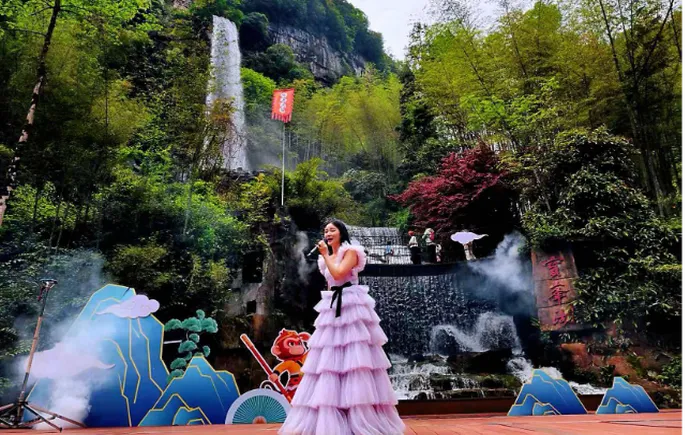 张家界宠游客｜飞瀑为幕歌为韵，张家界宝峰湖山水音乐会燃动五一