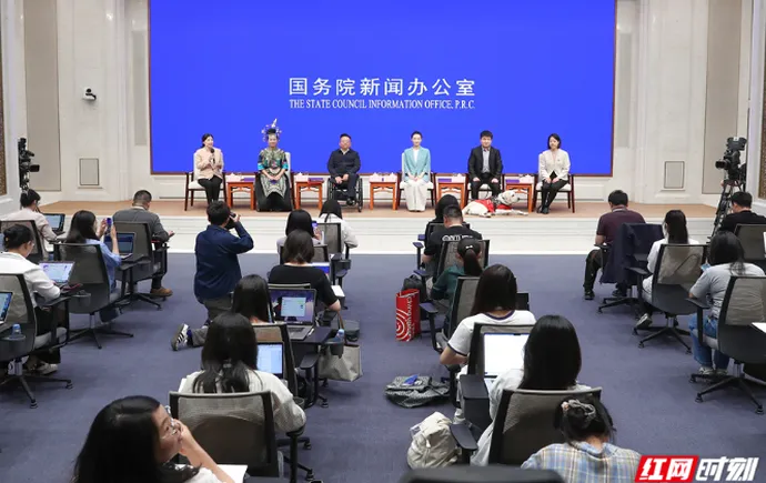 全国自强模范杨育亮相国新办中外记者见面会 讲述张家界无障碍旅游自强故事