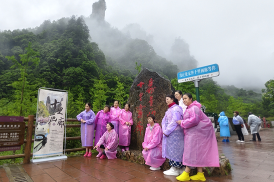 张家界国家森林公园：烟雨十里画廊，水墨峰林入画来
