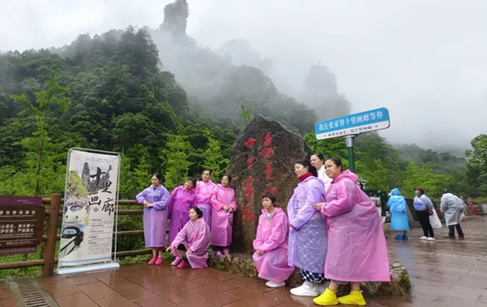张家界国家森林公园：烟雨十里画廊，水墨峰林入画来