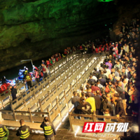 张家界宠游客｜雨中迎来“五一”假期首个客流高峰，万余游客在黄龙洞乐享美好休闲时光
