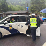张家界宠游客｜游客突发缺钾晕倒 武陵源交警紧急护送就医