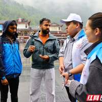 张家界宠游客｜张家界：外语志愿者服务入境游