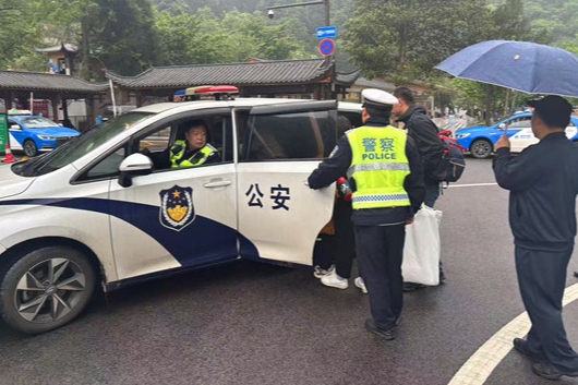 张家界宠游客｜游客突发缺钾晕倒 武陵源交警紧急护送就医