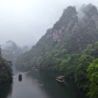 张家界市武陵源区：烟雨宝峰湖 乐游山水间（组图）