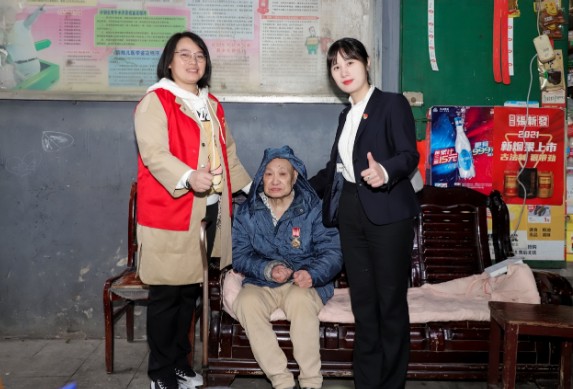 爱满重阳节|石鼓区望城路社区联合衡阳爱尔眼科走访慰问老人