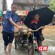 祁东城管局300余人雨中紧急抢排保畅