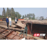 安乡县集中拆解29艘“三无”船舶