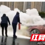 视频丨紧急时刻！常德公交驾驶员拎起灭火器冲下了车