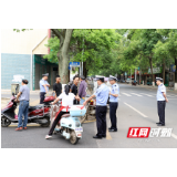 西湖交警开展交通违法整治行动 严查骑摩托车不戴头盔