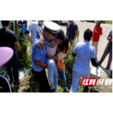 石门：货车不慎侧翻  警民携手施救