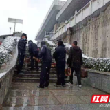 石门站派出所组织民警开展扫雪除冰活动