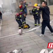 武陵区白马湖街道：巡查遇浓烟 协助消防化解火势