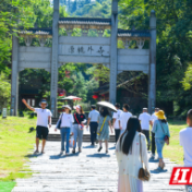 船票售罄、餐馆满客，桃花源国庆次日游客纷至沓来