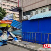 武陵区府坪街道依法拆除违章建筑打通群众“安全通道”