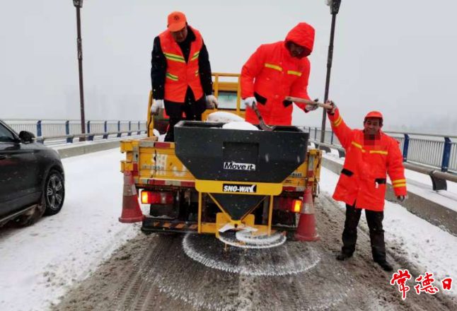 常德公路养护部门除雪抗冰保通畅