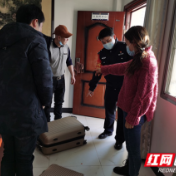 “孪生”行李箱被错拿 石门铁警及时帮找回