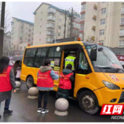 石门宝峰街道宝塔社区：穿上红马甲 安全筑防线