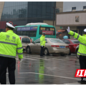 常德：电动车闯红灯撞小车  不再是“你弱你有理”