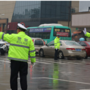 常德鼎城：交警公路联手行动  紧急排水消除隐患