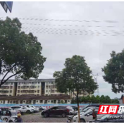 我为群众办实事丨津市：拆迁空地“变身”便民停车场