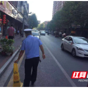 安乡交警：违规占用公共道路 快速反应消除隐患