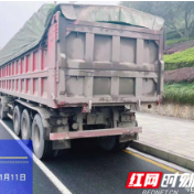 武陵区：路警联合查处一违法货运车辆