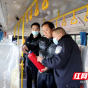 常德车管窗口“延时服务”为企业排忧解难