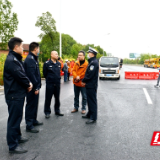 常德公安交警护航德山大桥（沅水二桥）封闭施工