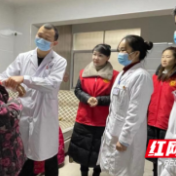 武陵区永安街道庆丰社区：真情关爱暖人心 探望摔伤失独老人