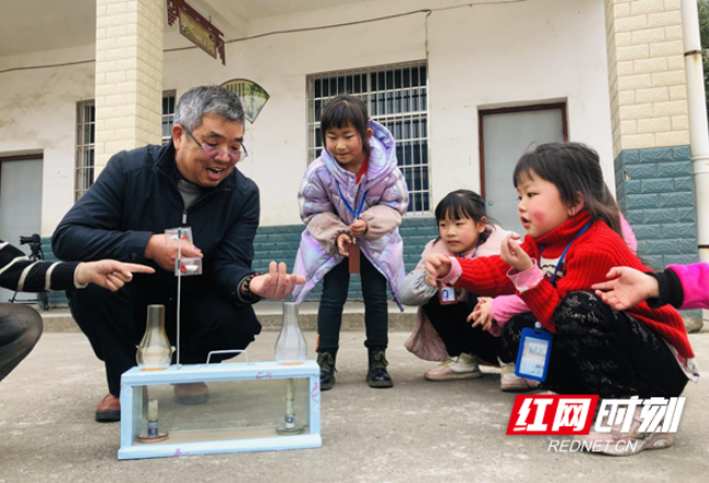 湖南桃源：老师的教具里，有风在发生