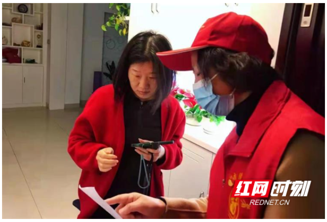 武陵区府坪街道东湖巷社区“防疫有我” 为“红马甲”点赞