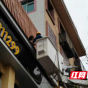 惊险！安乡电力员工高空勇救被困女孩