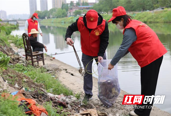 新时代文明实践耀武陵：府坪街道体育东路社区开展穿紫河风光带环境卫生整治志愿服务活动