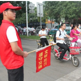 新时代文明实践耀武陵|南坪街道白马社区：百年团旗上街头，文明交通有“青”人