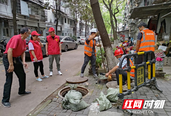 新时代文明实践耀武陵|丹阳街道紫桥社区清污下水道 居民告别“臭生活”