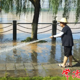 沅江洪水退去 诗墙开闸清淤