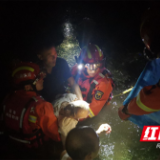 神速！汉寿消防员夜晚救起跌入水塘的89岁老人 
