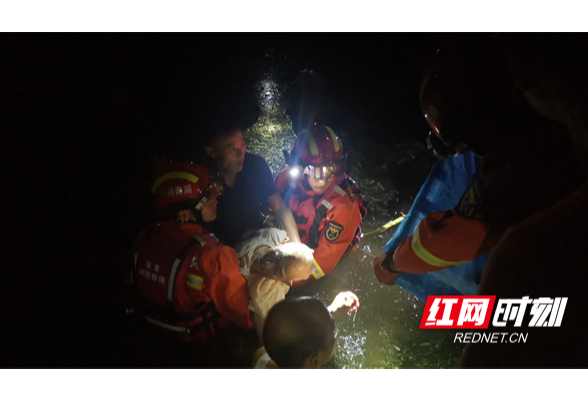 神速！汉寿消防员夜晚救起跌入水塘的89岁老人 