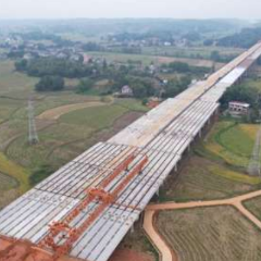 益常高速公路扩容工程仙峰庙大桥梁板架设完成