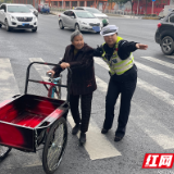 我为群众办实事|老人街头迷失方向 鼎城交警暖心相助