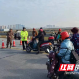 澧县：桥面增设限高架 交警保畅护平安