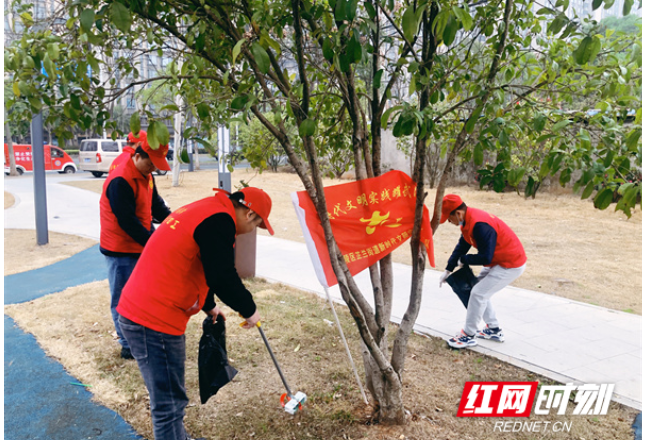 新时代文明实践耀武陵丨芷兰街道组织开展“学习雷锋精神 争做护路先锋”活动