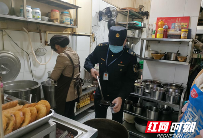 武陵区府坪街道：厉行禁毒 守护群众“舌尖”安全
