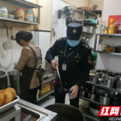 武陵区府坪街道：厉行禁毒 守护群众“舌尖”安全