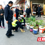 常德公安交警联合治理市场交通秩序