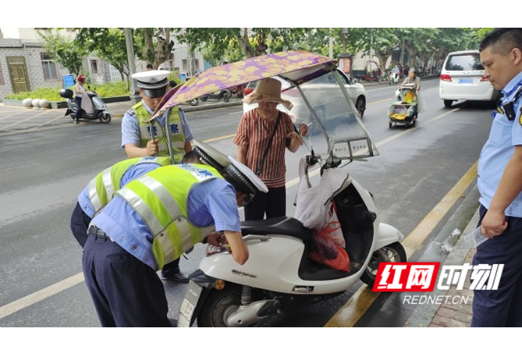 安乡交警：伞棚拆除成效初显 轻装出行路净人安